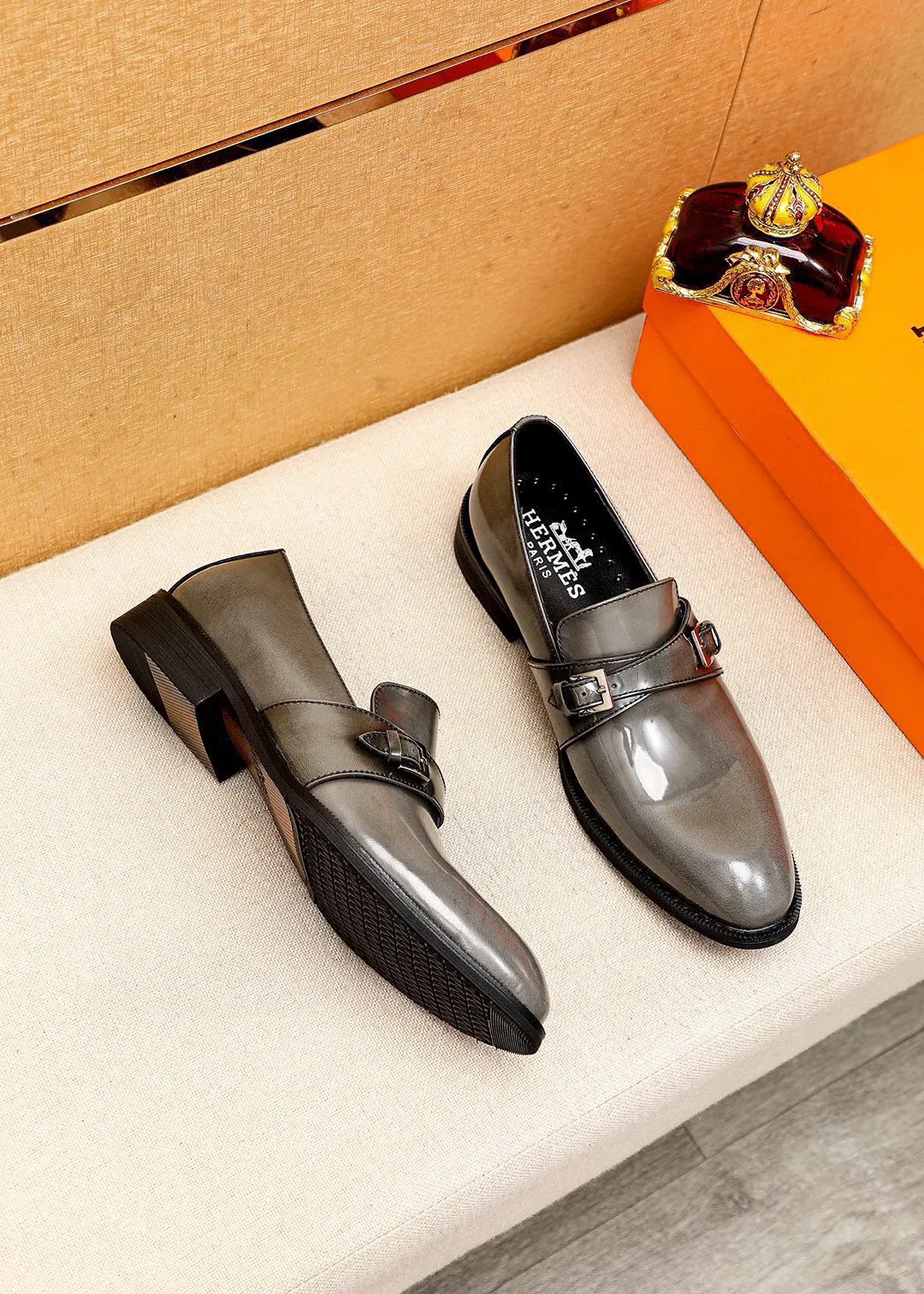 Men's shoes 💰480💐 Product trademark: HERMES "Hermès" business leather shoes Regular size: 38-44 (45🉑️customized) Product materials: Selected imported first-layer open-edge beaded calfskin upper, imported water-dyed 🐂 cowhide lining. Strong three-dimensional visual effect, non-slip and wear-resistant combination outsole Color: 2⃣️colors available